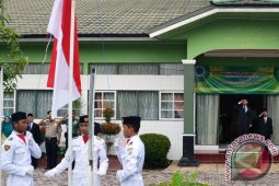 BUPATI BATOLA  MENJADI PEMIMPIN UPACARA