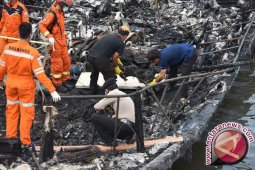 Petugas evakuasi jasad diduga korban Zahro Express
