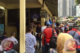 Jelang tarif baru pengesahan STNK, pemilik kendaraan padati Samsat Jaksel