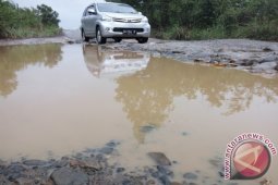 Infrastruktur Menuju Bandara Aek Godang Rusak