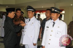 Bupati Tapsel Lantik Para Lurah