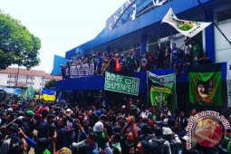 Ribuan Bonek Nyanyikan "Halo-halo Bandung"