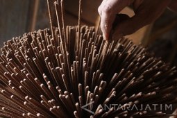 Produksi Dupa Imlek Terkendala Hujan
