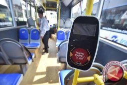 Transjakarta tunda penerapan "one man one ticket"