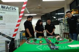 Mahasiswa-Ubaya Rancang Palang Pintu Kereta Api Berdaya Aki (Video)