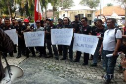 Aktivis LSM Demo Dukung Interpelasi yang diajukan DPRD Jember