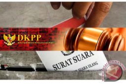Ketua dan anggota KPU Landak diperiksa DKPP