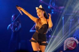 Ariana Grande Rekaman Soundtrack "Beauty and the Beast"
