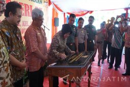 Risma Minta Camat-Lurah Cari Anak Belum Sekolah