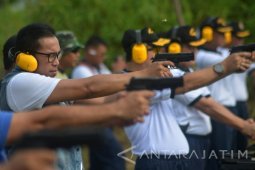 Latihan Menembak