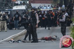 Aksi Tabur Bunga Peringati Setahun Bom Thamrin