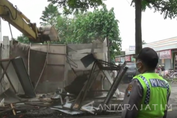 Petugas Tertibkan Lapak Pedang di Blitar