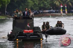 President Tests Anoa Landing Craft