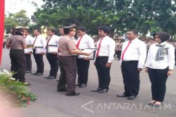 Kapolda Jatim Beri Penghargaan Satresnarkoba Polrestabes Surabaya