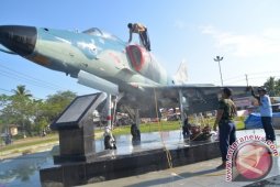 Tugu Pesawat di Supadio Dibersihkan