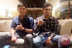 Dua Bersaudara Ciptakan Jam Unik Limbah Kayu
