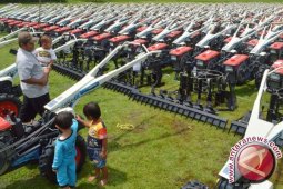 150 Unit Traktor Pemberian Hibah Sudah Tersalurkan
