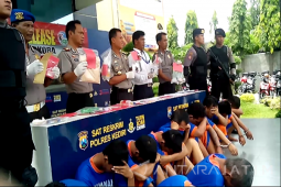 Polisi Bekuk Bapak dan Anak karena Terlibat Peredaran Narkoba (video)