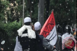 Polisi Tangguhkan Penahanan Pembawa Bendera Bertuliskan Arab