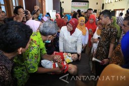 Risma Tekankan Asupan Gizi Bayi di Surabaya Terpenuhi
