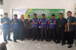 BPJS Ketenagakerjaan Perak Salurkan 303 Rompi (Video)