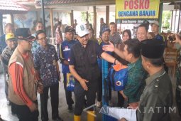 Wagub Jatim Salurkan Bantuan Kepada Korban Banjir Sidoarjo