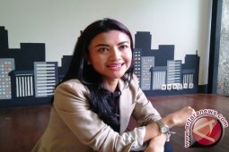 Hamil, Tina Talisa bawa bekal makanan sendiri saat pandu debat