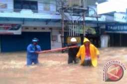 PLN Hentikan Aliran Listrik di Lokasi Banjir
