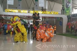 Manajemen Bandara Juanda Hibur Penumpang dengan Barongsai