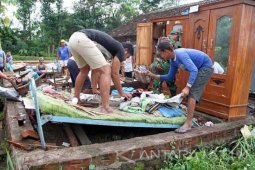 Rumah Roboh Diterjang Angin Kencang