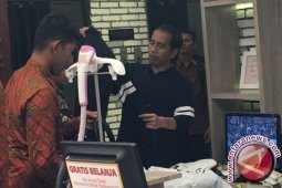 Presiden Jokowi Belanja Baju di Solo Square