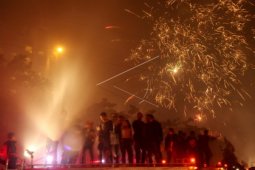 Beijing Larang Pejabat Nyalakan Kembang Api