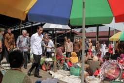 Presiden Pakaikan Celemek Pedagang Pasar Rakyat Sambi