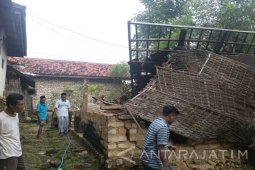 Angin Kencang Robohkan Tiga Bangunan di Pamekasan