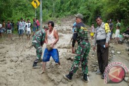 Jalan Taman Laut Olele Masih Tertimbun Longsor