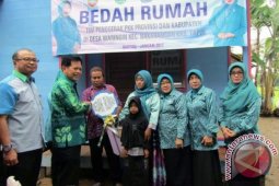 PENYERAHAN KUNCI PROGRAM BEDAH RUMAH