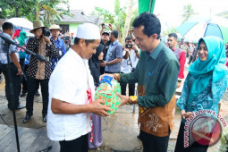 BUPATI TANAH LAUT MENYERAHKAN BANTUAN BEDAH RUMAH