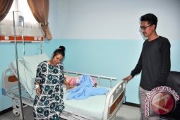 Wabup Banjar Besuk Istri Wartawan