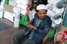Pedagang Karung Bekas di Ambon Panen Rejeki