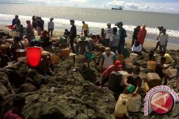 Perempuan Aceh Selatan gali pasir bantu keluarga