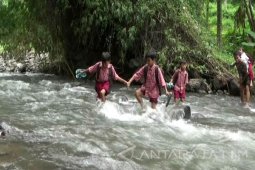Perjuangan Siswa SD ke Sekolah Menyeberangi Sungai (Video)
