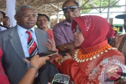 Risma Siap Bina Jiwa Usaha Anak Papua di Surabaya