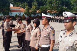 Polresta Sidoarjo Berikan Penghargaan Anggota Berprestasi (Video)
