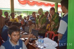 Bupati Jember Serahkan 1.300 Kartu Asuransi Nelayan