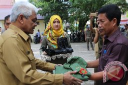 "Keuchik" di Lhokseumawe terima seragam Satlinmas pilkada
