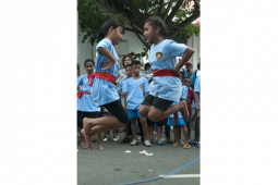 Bermain Permainan Tradisional