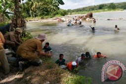 Masyarakat Gotong Royong Perbaiki Tanggul Jebol