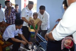 Bupati Hamim Bantu Kursi Roda Penyandang Cacat