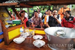 Wagub Jatim Traktir Penggali Makam Makan Soto (Video)
