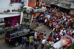 Mobil Terjatuh dari Mall